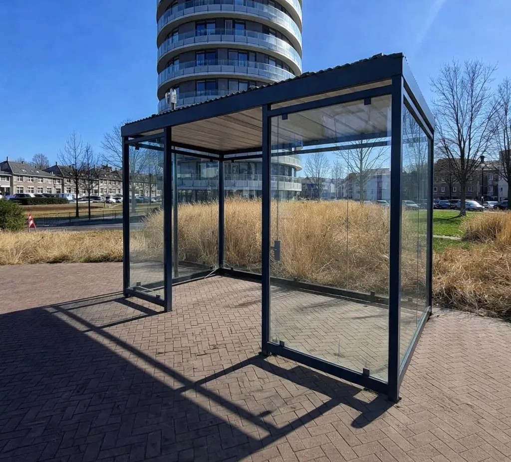Fietsoverkapping met groen dak (sedum) – duurzaam, stijlvol en toekomstbestendig 6 Rookoverkapping met groen dak 1